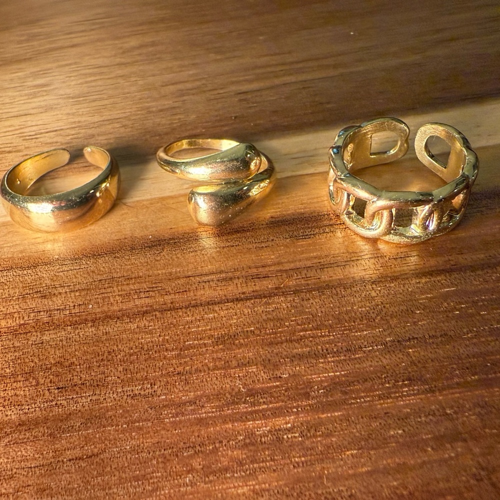 Set of gold rings